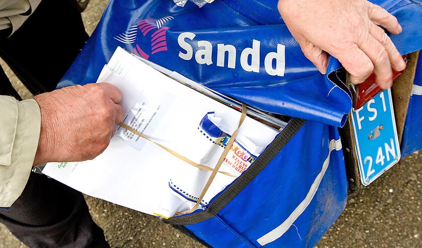 Een postbezorger van Sandd maakt zijn ronde in Apeldoorn. Sandd verzet zich tegen het plan van staatssecretaris Mona Keijzer (Economische Zaken) om postbedrijven te verplichten 80 procent van hun bezorgers in vaste dienst te hebben. (anp / Koen Suyk)
