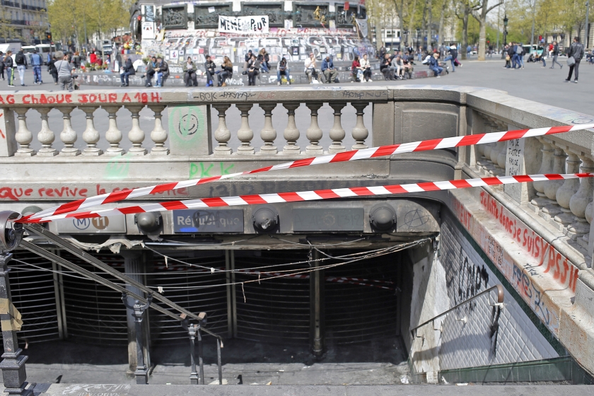 Een betoging tegen hervorming van de arbeidsmarkt liep begin deze maand zo uit de hand, dat het metrostation op de Place de la République in Parijs voor het publiek moest worden gesloten. Er was brand gesticht. (ap / François Mori)
