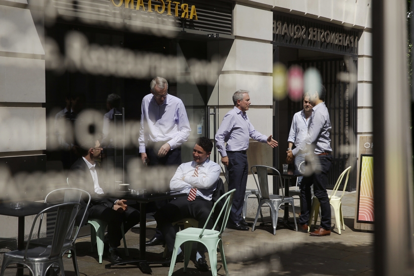 Beleggers in Londen kunnen binnenkort hulp krijgen van psychologen. Die leren hun anders naar de markt kijken. (ap / Matt Dunham)