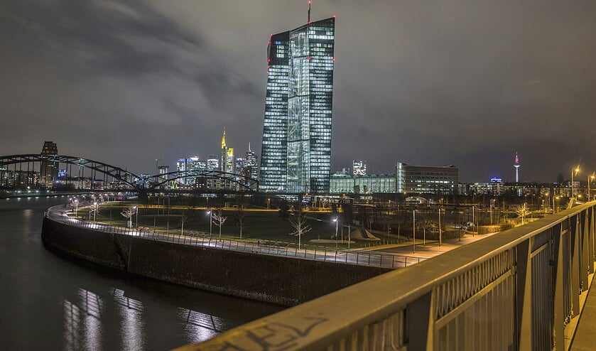 Het hoofdkwartier van de Europese Centrale Bank in Frankfurt, die de Europese overboekingen controleert. (ap / Frank Rumpenhorst)