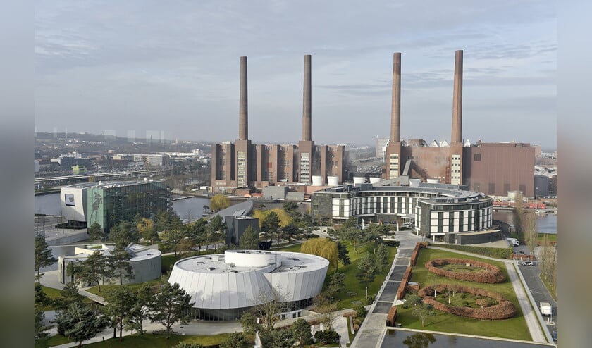 De grootste fabriek van Volkswagen staat in het Duitse Wolfsburg. Hier werken 62.000 mensen. Onder meer de Golf, de Tiguan en de Touran worden er gemaakt. (ap / Rainer Jensen)