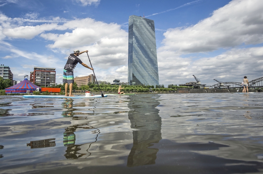 Het hoofdkantoor van de Europese Centrale Bank in het Duitse Frankfurt. In een ultieme poging de eurocrisis te bezweren, heeft de bank sinds maart 2015 voor meer dan 2 biljoen (2000 miljard) euro aan schulden opgekocht. (ap / Frank Rumpenhorst)