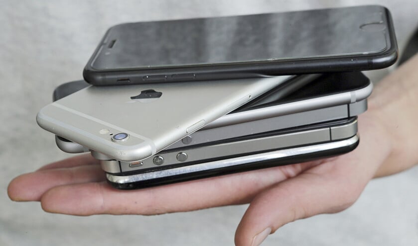 Apple brengt geregeld nieuwe types iPhone op de markt. Hier enkele toestellen van verschillende generaties. (ap / Fernando Gutierrez-Juarez)