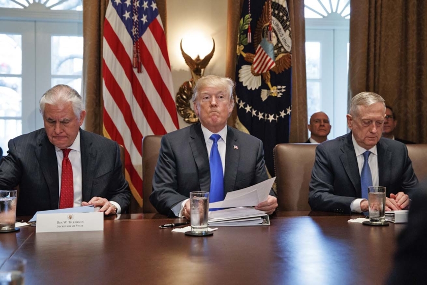 Donald Trump (midden) en zijn Republikeinse Partij denken dat de belastinghervorming productie en consumptie stimuleert. (ap / Evan Vucci)