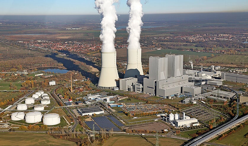 Steam rises from the cooling towers on the Lippendorf power plant in Lippendorf, Germany, 03 November 2015. The federal government decided on the end to several old brown coal power plants. The companies will receive 1.61 billion euros as compensation over seven years. Photo by: Jan Woitas/picture-alliance/dpa/AP Images (ap / Jan Woitas)