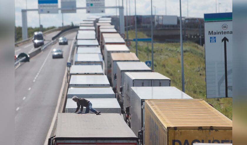 Inklimmers leveren transporteurs boetes op en ze vervuilen vaak de laadbakken. (ap / Thibault Camus)