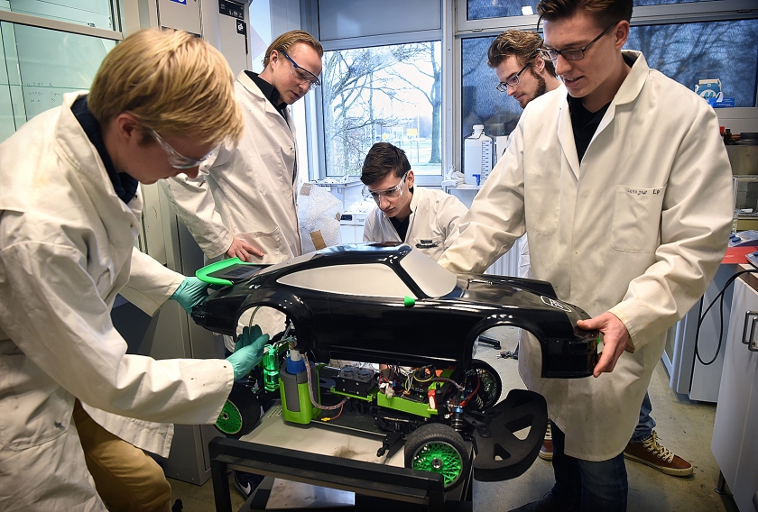 Eindhovense studenten werken aan hun schaalmodel van een Porsche op mierenzuur. (Marcel van den Bergh)