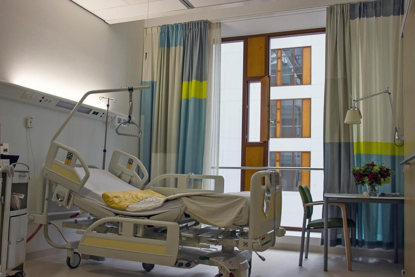 Voldoende handen aan het bed krijgen, is een grote opgave. Maar volgens sommmige zorgmanagers staan uit allerlei sectoren veel mensen te springen in de zorg aan het werk te gaan. ‘Dat vraagt om aanpassing van de opleidingen.’ (pixabay)