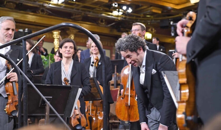 De jonge dirigent Gustavo Dudamel (buigend): ‘Ik heb de Donau-wals gedirigeerd bij de Wiener Philharmoniker. Eigenlijk kan ik nu sterven.’ (Marcel Zwitser)