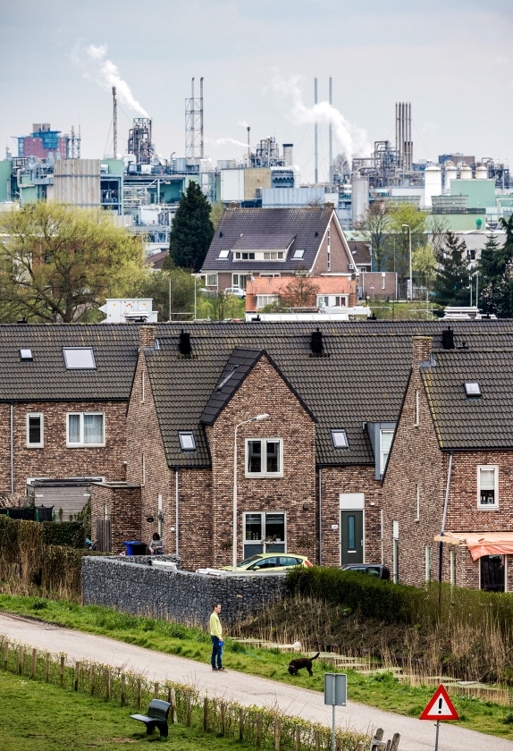 De Baanhoek in Sliedrecht met aan de overkant van de Merwede de fabrieken van DuPont/Chemours. (Freek van den Bergh)