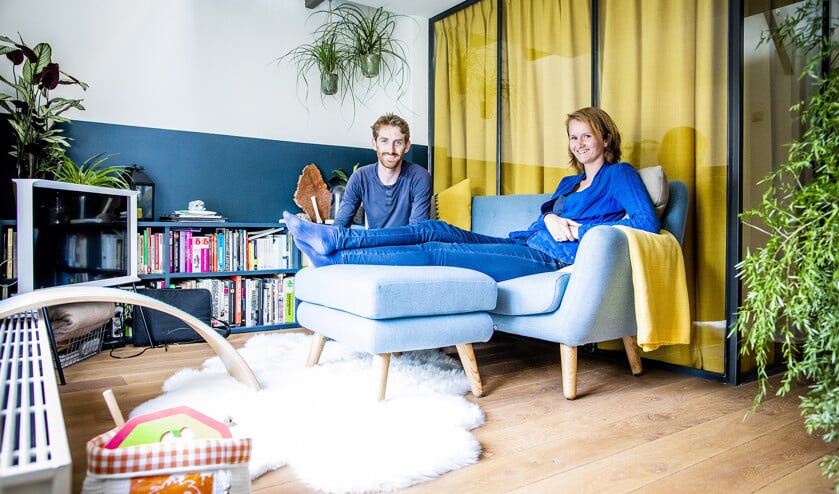 Sander en Nelianneke de Leeuw in hun huis in hofjescomplex Mallemolen in Den Haag. (Freek van den Bergh)