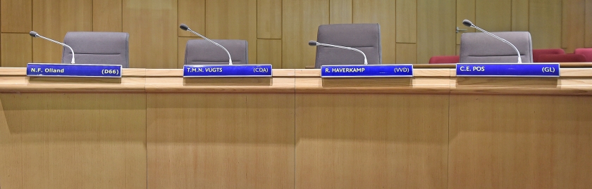 Raadszaal in het gemeentehuis van Rheden in de Steeg, met de zetels van de vier wethouders. (Marcel van den Bergh)