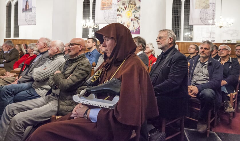 Bewonersprotest in de kerk van Dokkum tegen de ijsfontein van kunstenares Birthe Leemeijer. (Harry Cock)