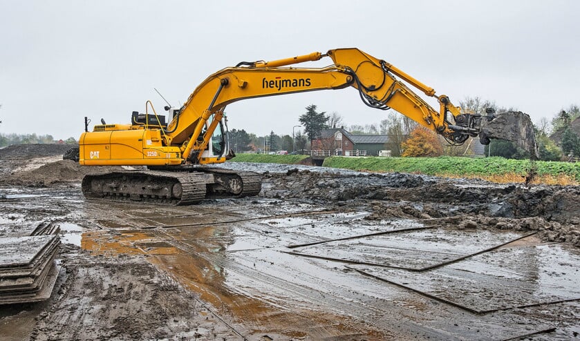 Een graafmachine van Heijmans aan het werk bij de N23, de rijksweg Enkhuizen-Alkmaar. Het project gaat het bouwbedrijf mogelijk tientallen miljoenen euro’s kosten. (vk / Guus Dubbelman)