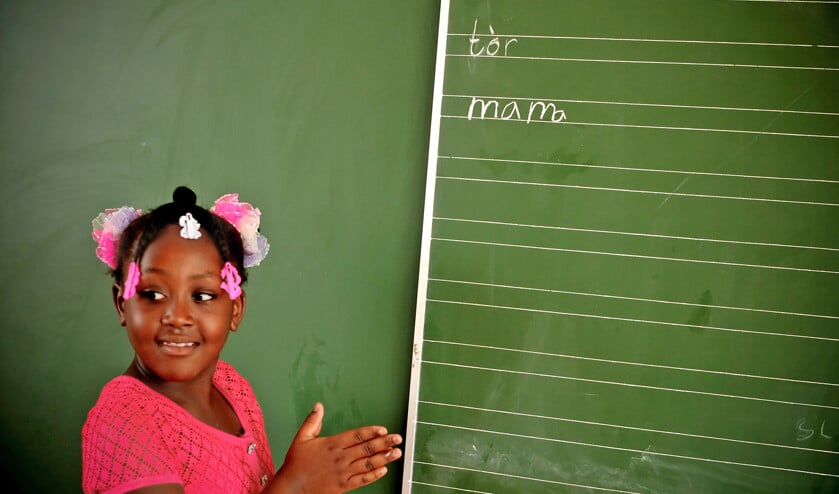 Op Curaçao hebben de leerkrachten niet de beschikking over een digibord of smart-tv. Ze staan daar nog met een krijtje voor het schoolbord. (hollandse hoogte / Meridith Kohut en Esther van Lunteren)