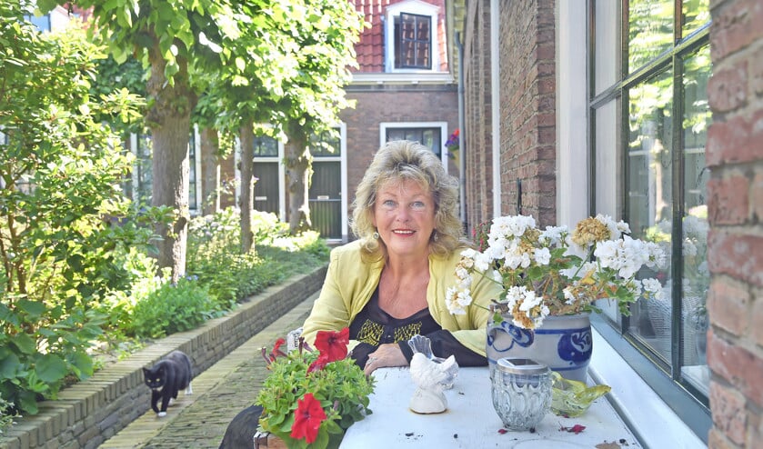 Elly van der Bliek op het hofje in de Vlissingse binnenstad: ‘Wij hebben niet veel nodig.’ (Ruben Oreel)