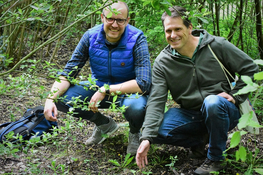 Initiatiefnemer van de tiny forests, Daan Bleichrodt (links), en onderzoeker Fabrice Ottburg. (Theo Haerkens)