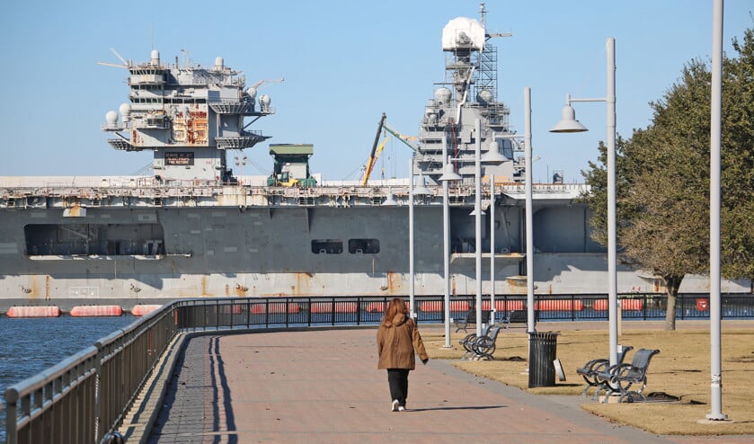 De USS Enterprise ligt weg te roesten in de haven van Newport News. Niemand weet goed wat te doen met de afgedankte varende kerncentrale. (Riekelt Pasterkamp)
