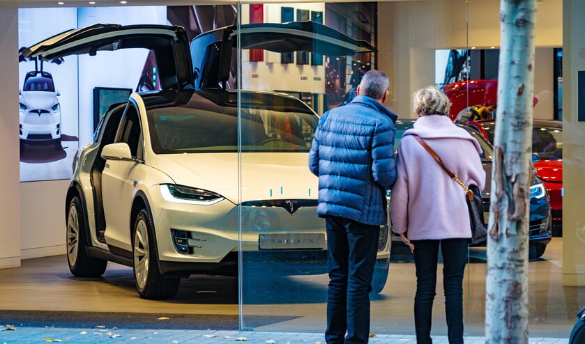 Bijna de helft van de volledig elektrische auto’s die vorig jaar in Nederland werden verkocht, kostten tussen de 80.000 tot 120.000 euro. Op de foto een Tesla Model X, verkrijgbaar vanaf 97.000 euro. (istock)