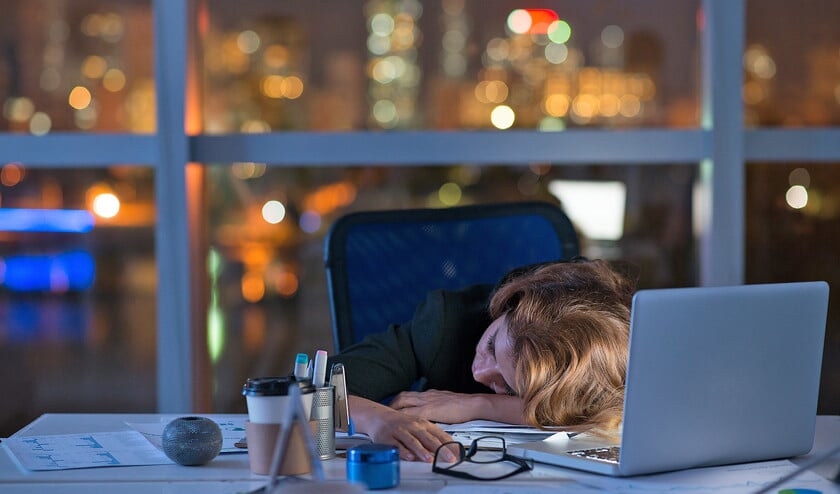 Lange werkweken gaan gepaard met kortere nachten, en het effect van te weinig nachtrust op de gezondheid is funest. (istock)