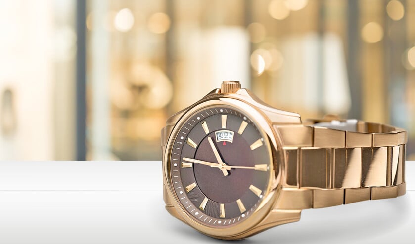 ‘Ik denk dat veel werknemers, als ze mogen kiezen, liever een mooi horloge van hun werkgever krijgen dan een extra maandsalaris. Dat horloge gaat hun hele leven mee.’ (istock)