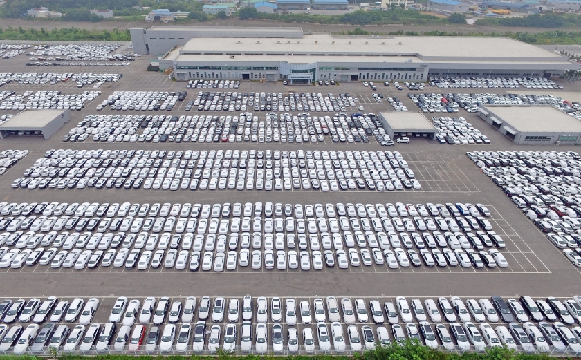 Rijen Volkswagens en Audi’s staan klaar voor aflevering bij een distributeur in de Zuid-Koreaanse stad Pyeongtaek. (ap / Choe Jae-koo)