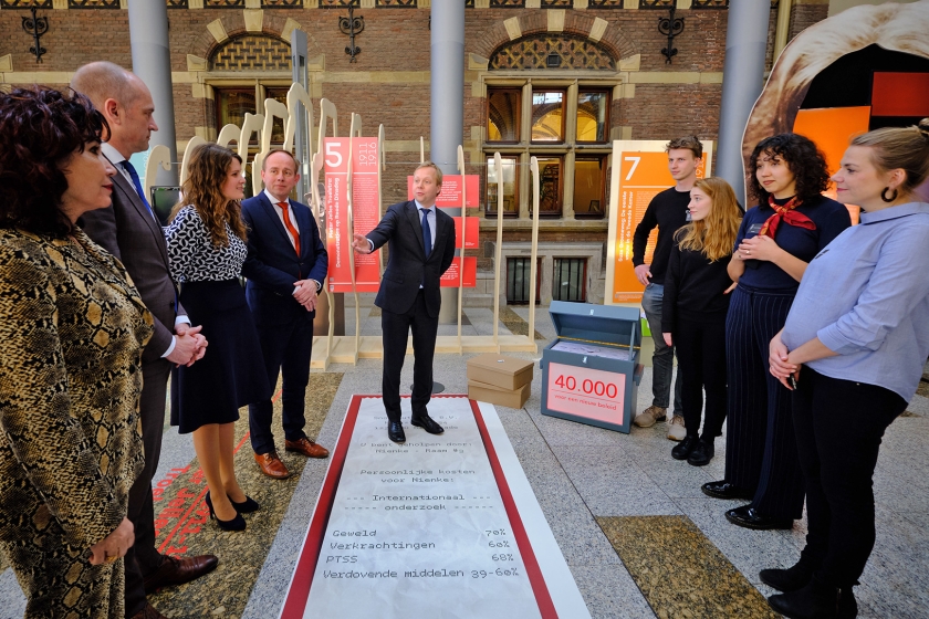 De actiegroep Exxpose heeft dinsdag zo’n vijftigduizend handtekeningen aangeboden aan de Tweede Kamer. Met een burgerinitiatief wil Exxpose afdwingen dat de Kamer gaat nadenken over het strafbaar stellen van prostituee-bezoek (Sjoerd Mouissie)