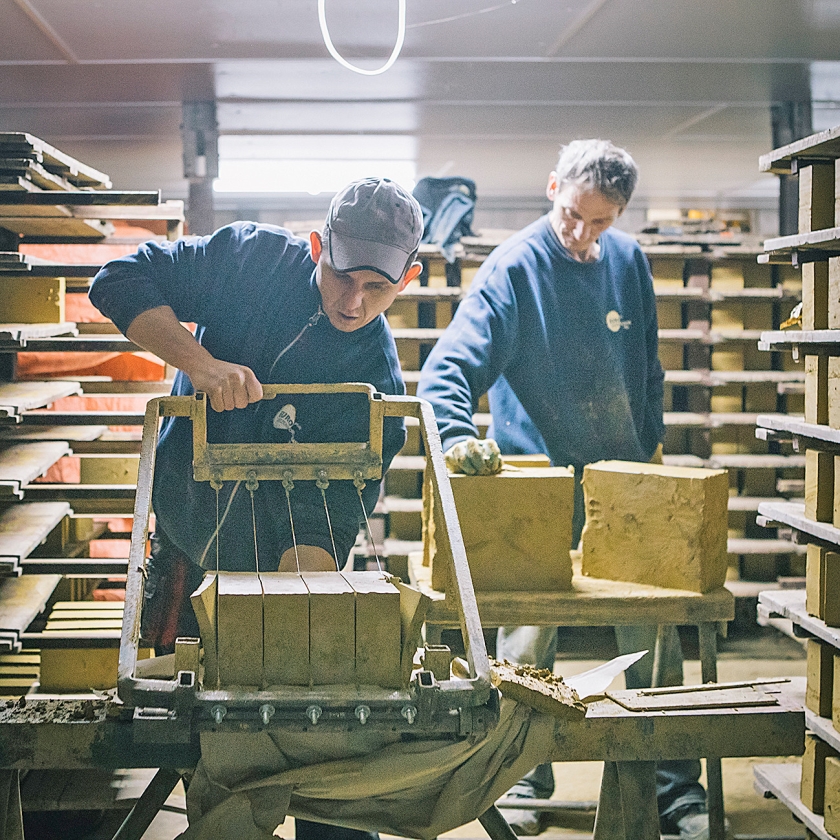 Als er voor een renovatie stenen uit de negentiende eeuw nodig zijn, probeert het bedrijf dat productieproces zo precies mogelijk na te bootsen. (Marcel Wogram)