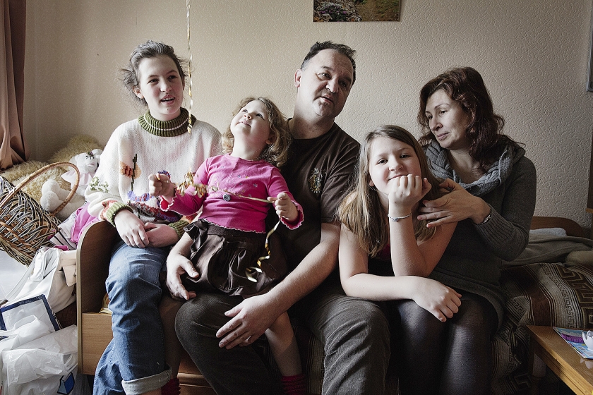 Roman en Natalja Omeltsjenko, beiden arts, en hun vier kinderen zitten al anderhalf jaar opgepropt in een tweekamerappartementje in Kiev. (vk / Daniel Rosenthal)