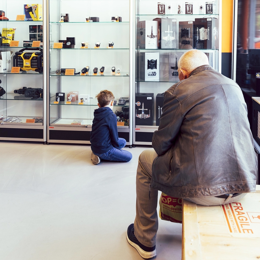 Klanten in een winkel van Used Products. (Rebecca Fertinel)