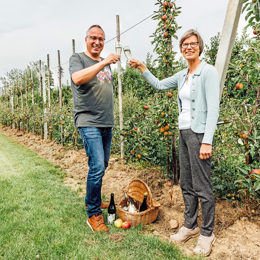 Henri Holster en Hilde Engels met hun bijvriendelijke cider, de Krenkelaar. (Rebecca Fertinel)