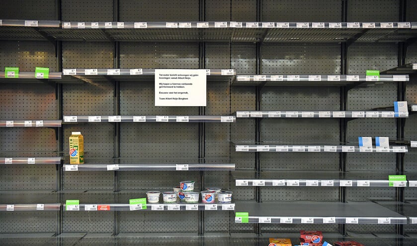 Vrijwel lege schappen bij de Albert Heijn-supermarkt van Gerrit van Noort in het Brabantse Berghem. (Marcel van den Bergh)