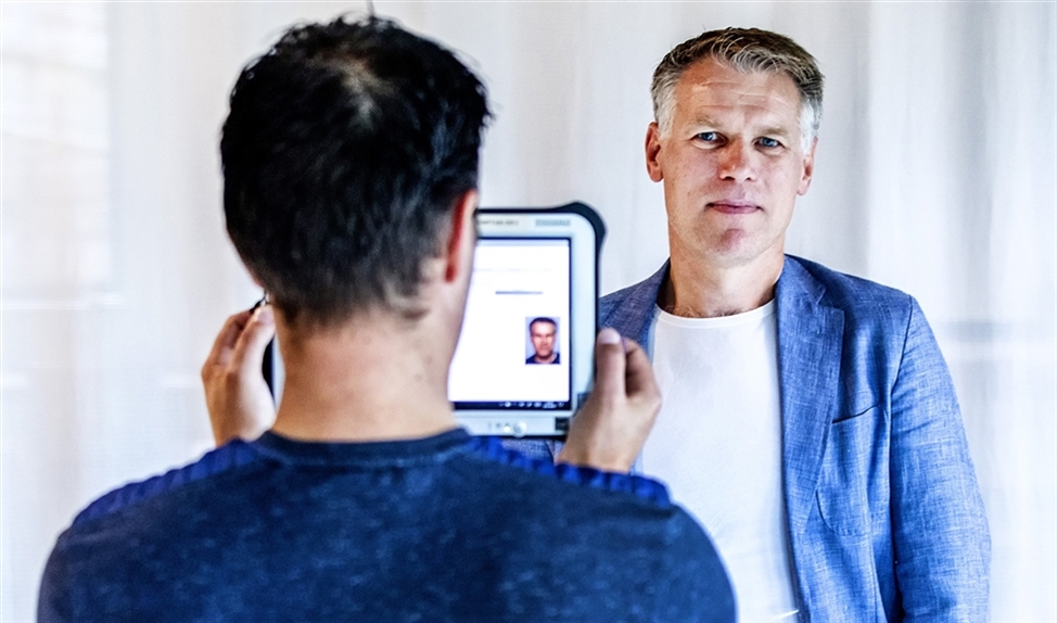Algemeen directeur Marco van der Klij wordt gescand met een speciale tablet. (Raymond Rutting)