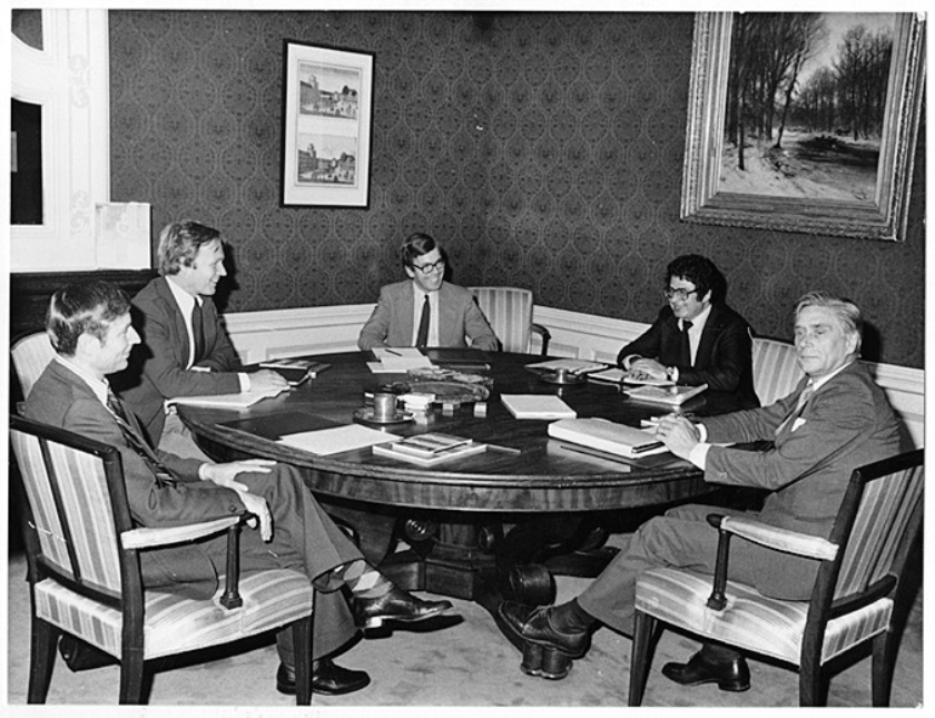 208 dagen duurde de langste formatie sinds de Tweede Wereldoorlog, in 1977, die uiteindelijke leidde tot Van Agt I (en niet tot Den Uyl II). Aan tafel in het gebouw van de Raad van State: Dries van Agt (CDA), Jan Terlouw (D66) en Ed van Thijn (PvdA). In het midden secretaris Herman Tjeenk Willink, rechts kabinetsinformateur Gerard Veringa. (anp)