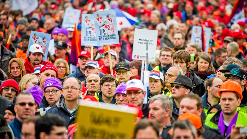 Archieffoto van werknemers in de sociale werkvoorziening die actie voeren voor het behoud van hun banen. (anp / Remko de Waal)