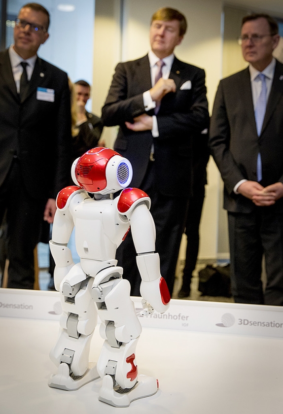 Koning Willem Alexander bewondert in Duitsland een robot. (anp / Patrick van Katwijk)