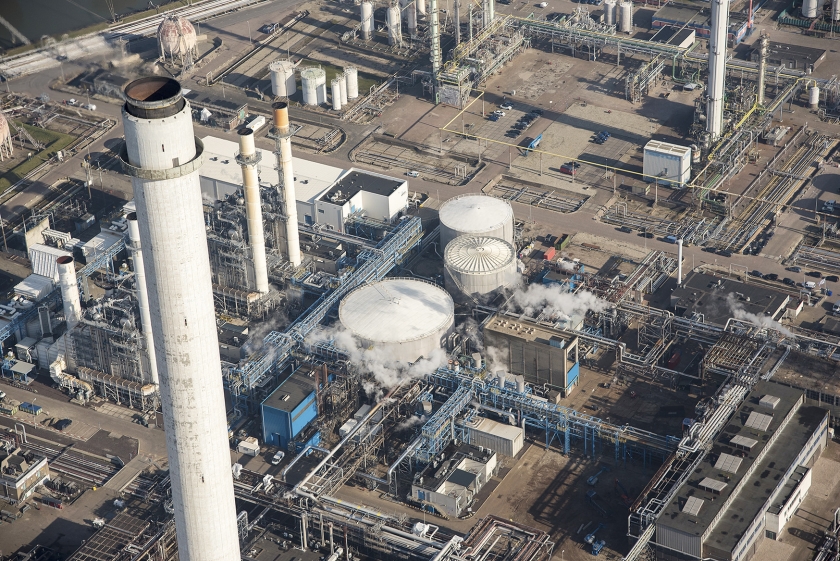 Zware industrie in het Botlekgebied bij Rotterdam. Nederland telt relatief veel klimaatonvriendelijke industrie vanwege de lage energiebelasting. (anp / Peter Bakker)