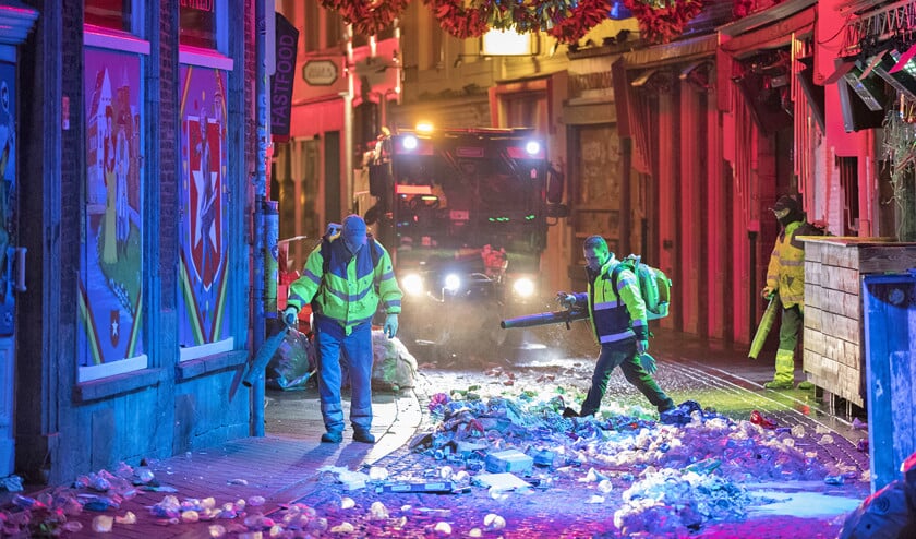 Vegers en schoonmakers in Maastricht ruimen in de vroege ochtend de troep op van alle carnavalsvierders. (wikipedia, wikimedia, anp / Marcel van Hoorn)