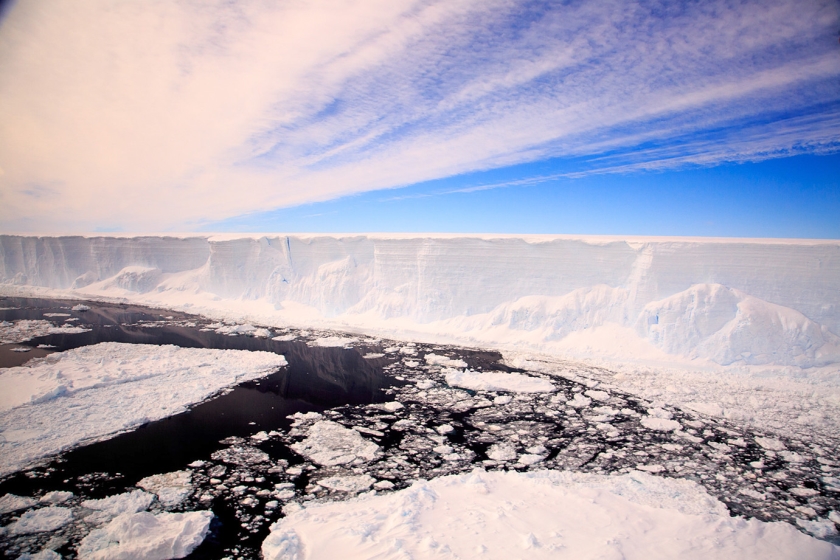 In 2017 kwam op Antarctica een 5800 vierkante kilometer grote ijsberg los van de Larsen C-ijsplaat. De ijsberg, die de naam A68 kreeg, verdween na een jaar wiebelen in zee. (anp / Ali Rose)