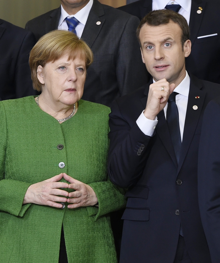 De Franse president Emmanuel Macron spreekt met bondskanselier Angela Merkel tijdens een ontmoeting op 23 februari. Het zal voor Macron lastiger worden zijn pro-Europese agenda te verwezenlijken. (epa / John Thys)