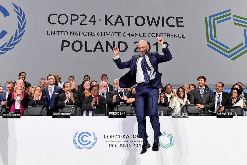 Michael Kurtyka, voorzitter van de klimaattop, springt na de laatste sessie van de vergadertafel af. (afp / Janek Skarzynski)