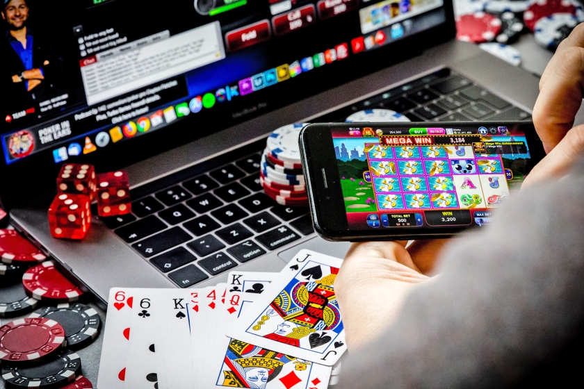 Het legaliseren van online gokken zal de toegankelijkheid voor veel mensen vergroten, zegt hoogleraar gedrags-wetenschappen Arie Dijkstra van de Rijksuniversiteit Groningen. (anp / Rob Engelaar)
