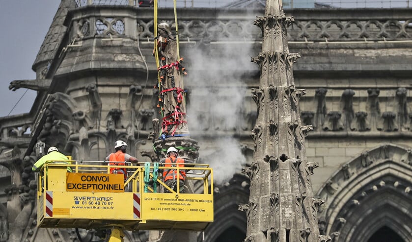 Herstelwerkzaamheden aan de Parijse kathedraal Notre-Dame die op 15 april in vlammen opging. (beeld)