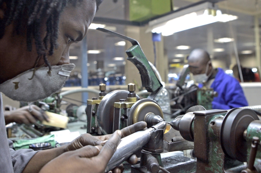 Werknemers zijn bezig met het kloven en slijpen van diamanten in een fabriek in Gaborone, Botswana. (ap / Themba Hadebe)