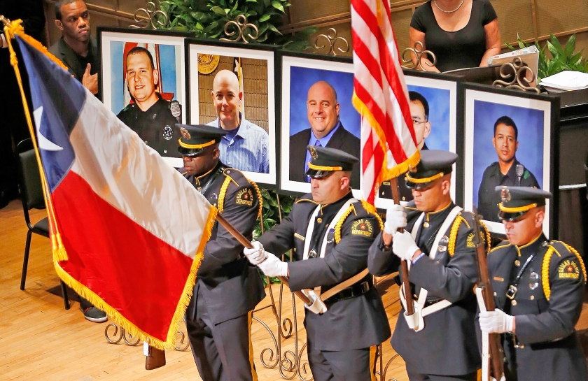 Dinsdag vond in Dallas een herdenkingsbijeenkomst plaats voor vijf politieagenten die vorige week werden doodgeschoten tijdens een demonstratie tegen het politiegeweld tegen zwarte Amerikanen. (ap / Tom Fox)