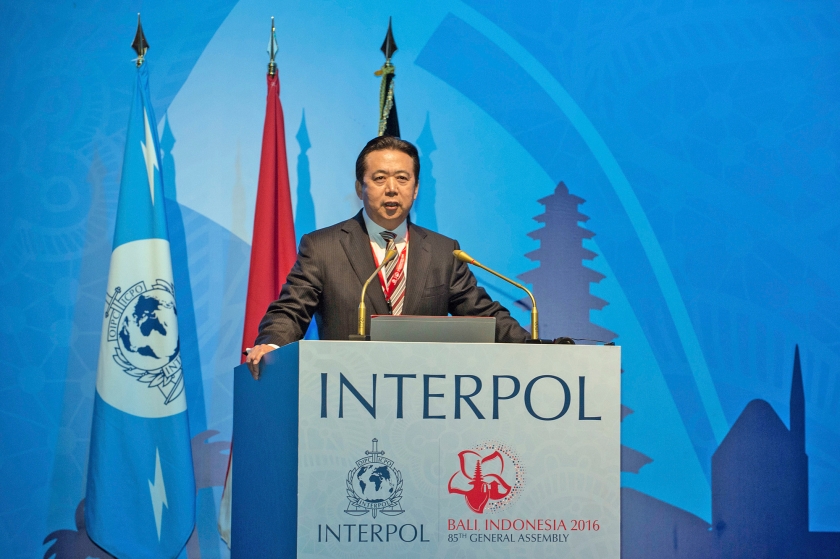 Meng Hongwei spreekt op Bali in 2016. Hij is in China opgepakt voor corruptie en is afgetreden als topman van Interpol. (ap)