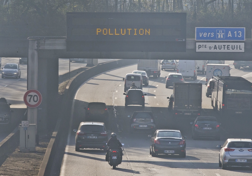 Op piekdagen is in Parijs de concentratie van fijnstof in de lucht te vergelijken met die in een kamer van 20 vierkante meter waarin acht mensen zitten te roken. (ap / Michel Euler)