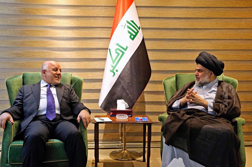 Moqtada al-Sadr (rechts), door zijn vijanden steevast een ‘stokebrand’ genoemd, op bezoek bij premier Haider al-Abadi voor de start van de formatie. (ap)