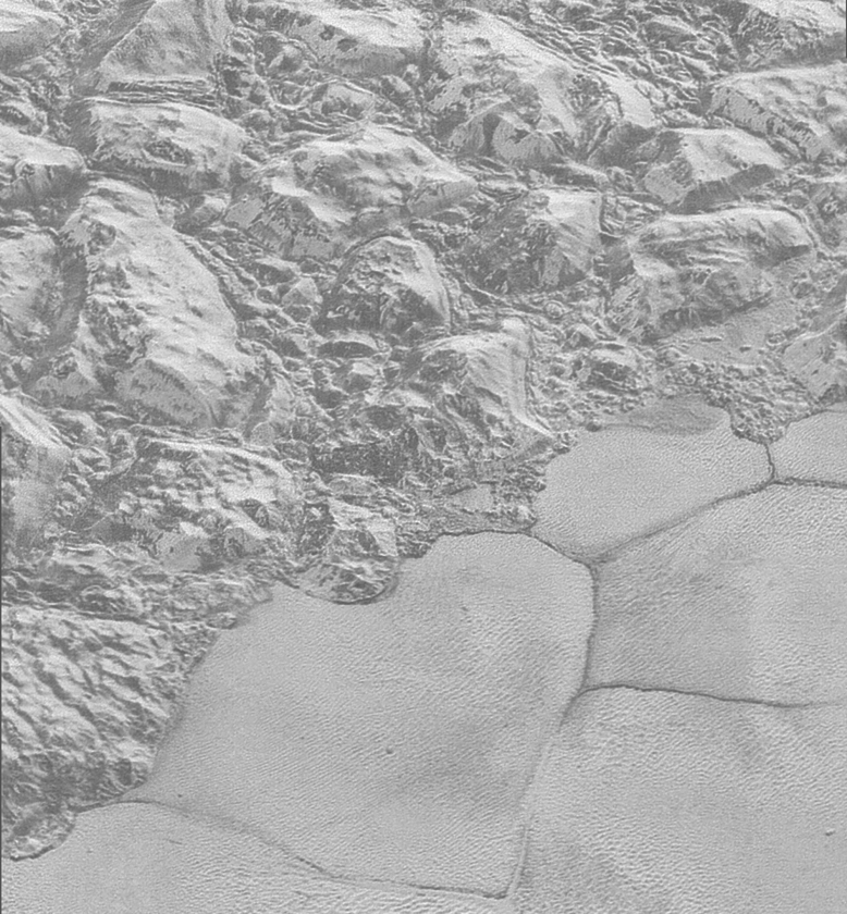 Een foto van het oppervlak van Pluto uit 2015, met bergen (boven) en duinen (onder). (beeld)