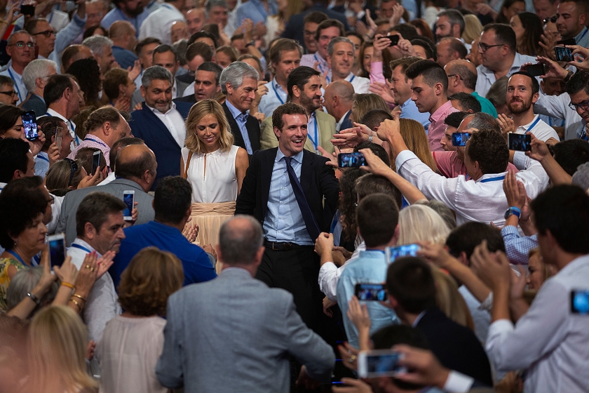De nieuwe, jonge leider van de Spaanse Partido Popular, Pablo Casado (midden op de foto), is behoudend rond abortus en euthanasie. ‘Er is niets progressievers dan het leven te verdedigen’, zei Casado in zijn speech op het partijcongres. (ap / Francisco Seco)